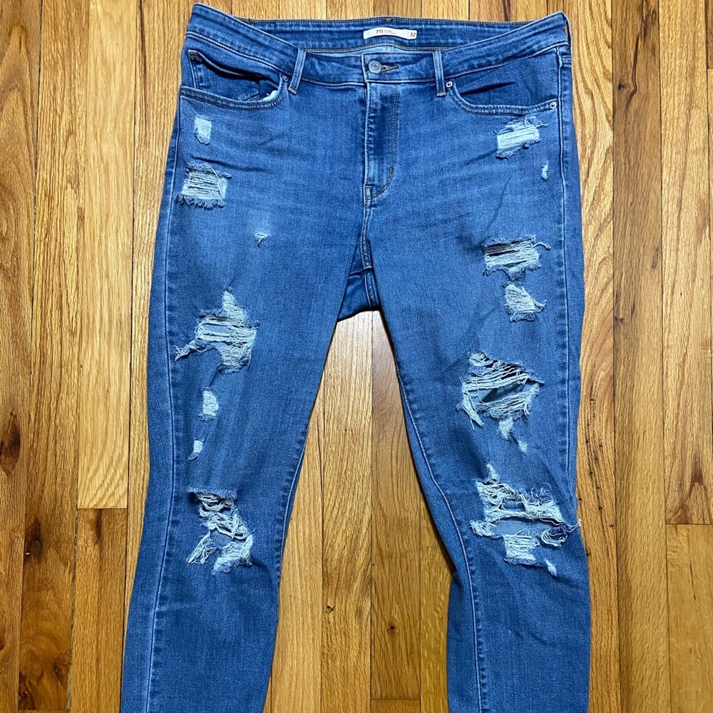 Levi’s distresses skinny jeans
